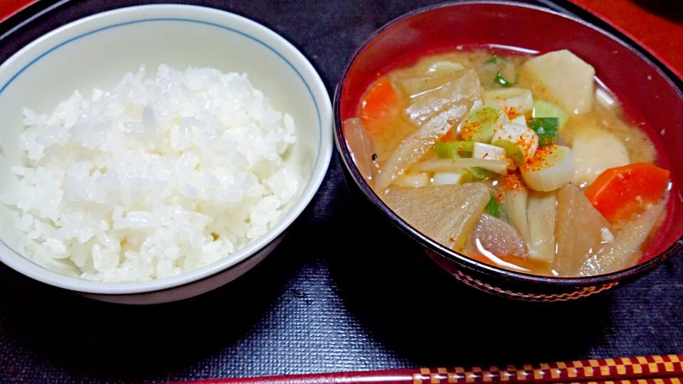 魚沼産の新米ご飯と具だくさんお味噌汁|ｋｚｓｙｋさん