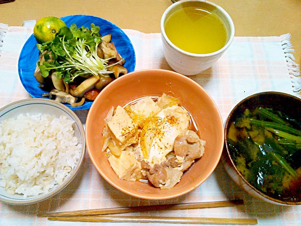 Snapdishの料理写真:肉豆腐、キノコのバタぽん焼きスダチ添え、ほうれん草とワカメの味噌汁、モチ麦入りごはん|エツ次郎さん