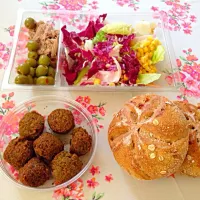 Fish salad with vegetarian fallafels|Ivana Toy Hanackovaさん