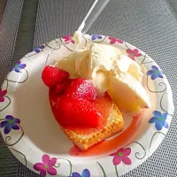 Strawberry Pound cake with Vanilla ice cream!|Ayana Johnsonさん