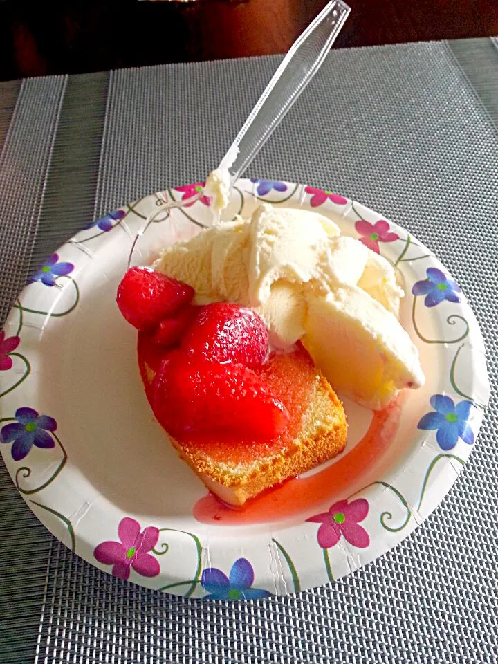 Strawberry Pound cake with Vanilla ice cream!|Ayana Johnsonさん