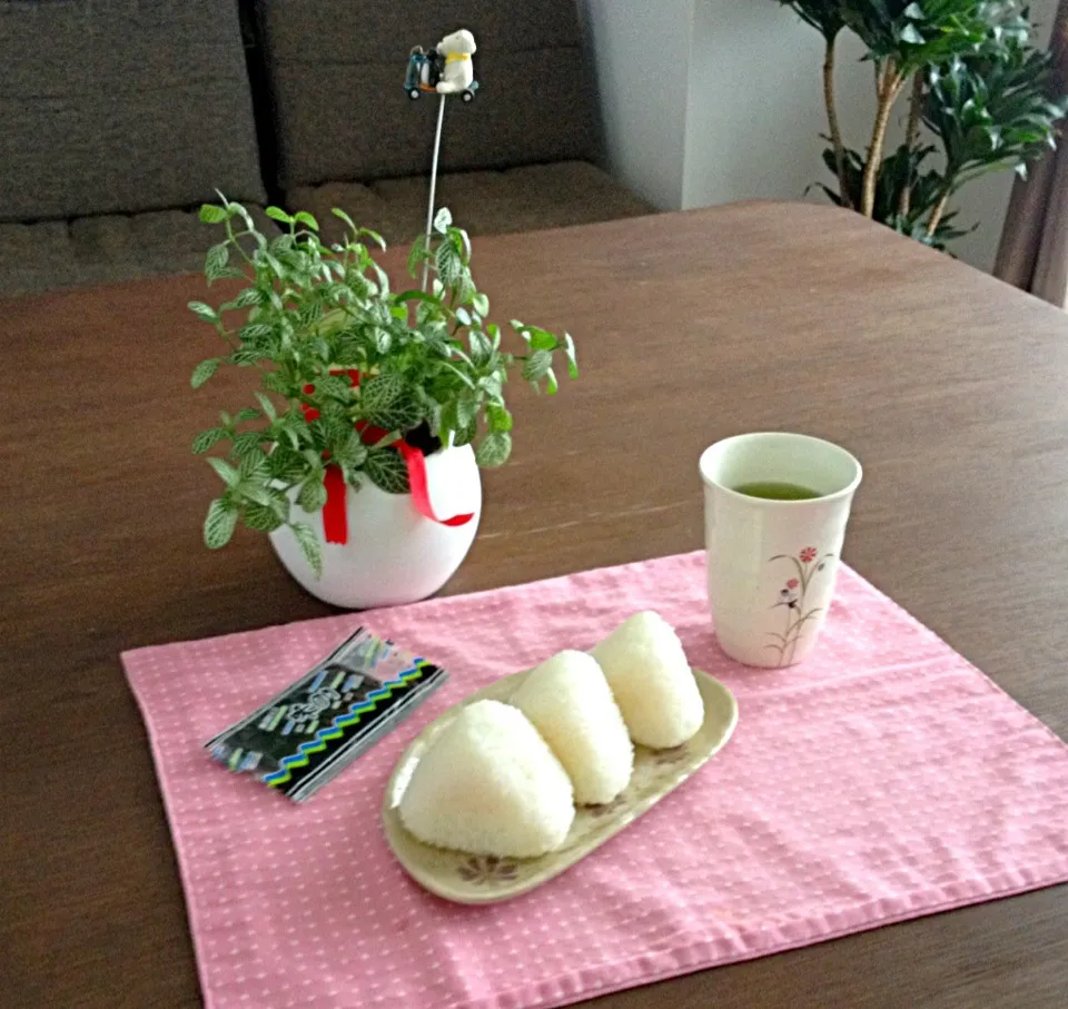 Snapdishの料理写真:🍙おにぎり3種、ほうじ茶|pentarouさん