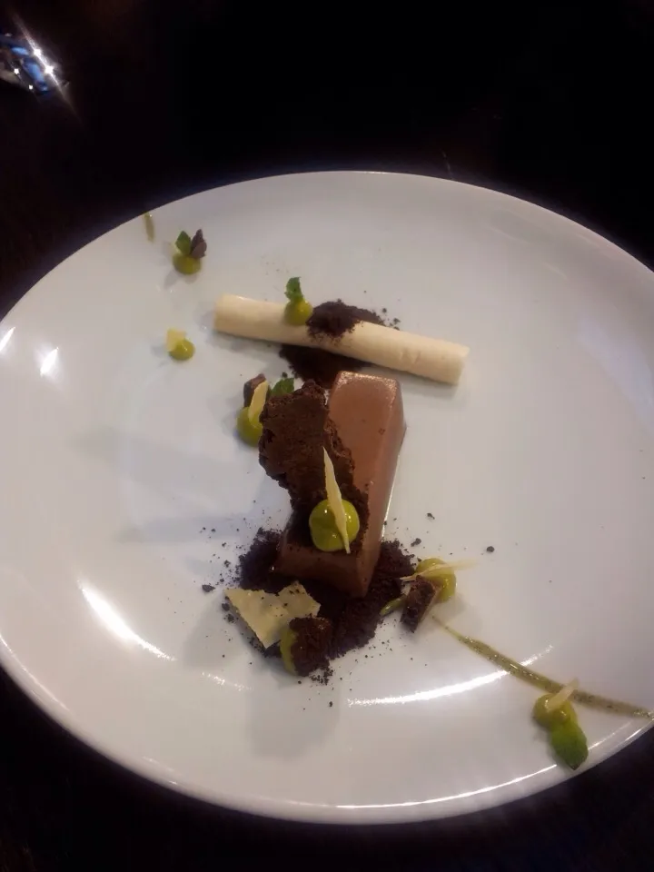 Snapdishの料理写真:Chocolate cremoux, choco crunch, avocado puree, lime ice cream, chocolate soil|evaさん