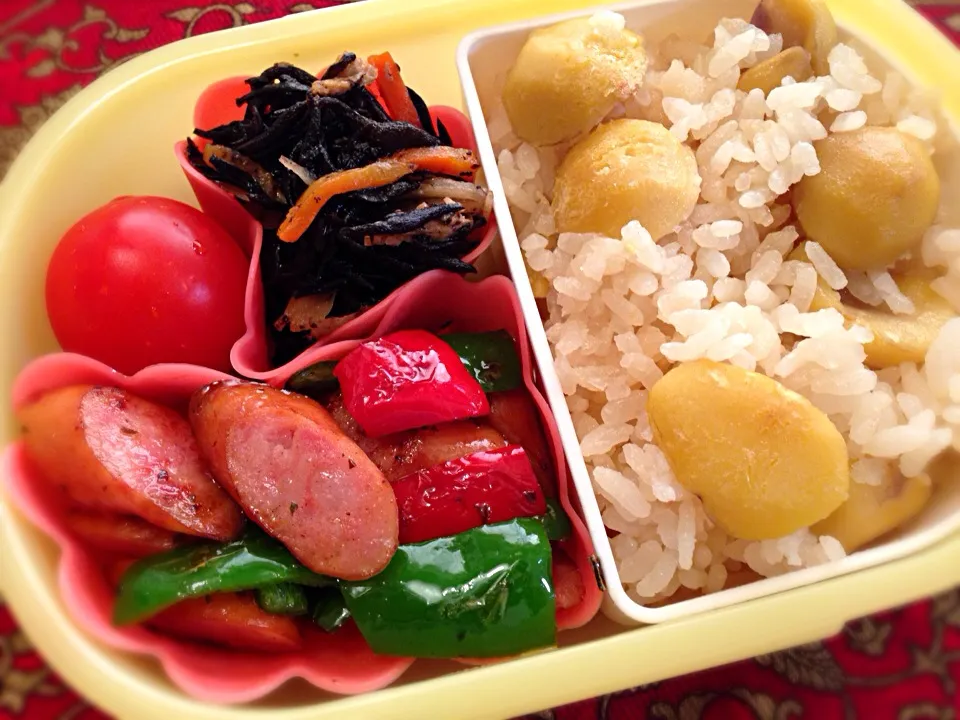 ソーセージとパプリカのハーブ炒めと栗ご飯弁当|もえさん