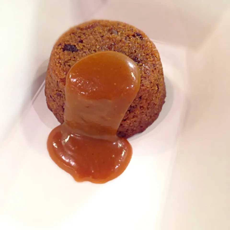 Steamed sticky date pudding with gula melaka butterscotch sauce|willzさん