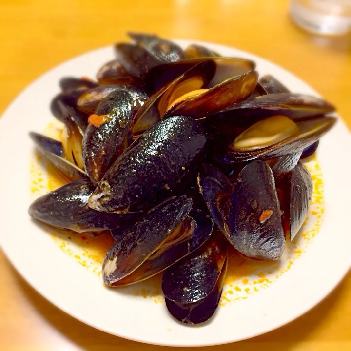 Mussels baked in tomato sauce.|sakusakuさん