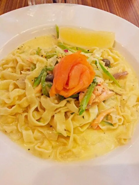 Snapdishの料理写真:smoke salmon fettucine|yapsuesenさん