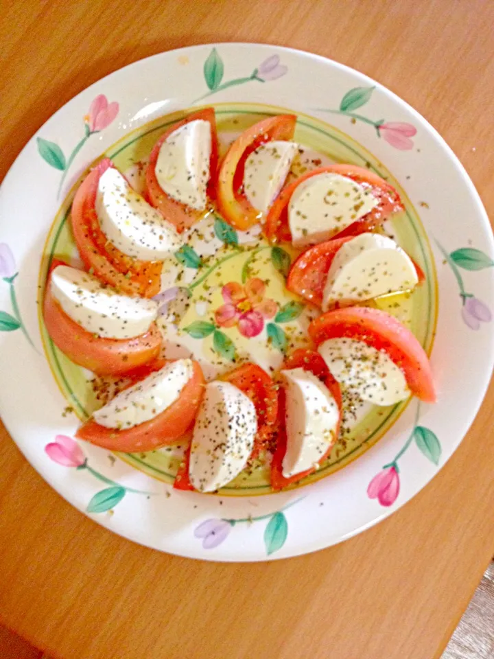 Mussarela de búfala com tomate, orégano, sal, pimenta do reino e azeite extra virgem ! Yummy|yumiさん