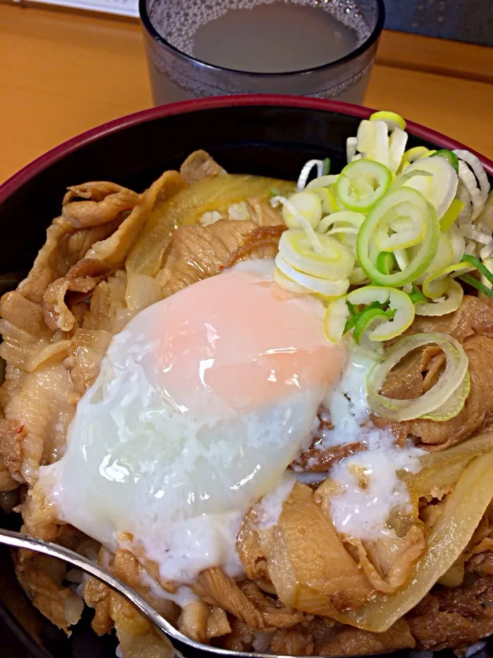 ランチは、富士そばの店舗限定「肉玉丼」、390円！|Takashi H.さん