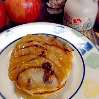 ポム・パンケーキ...   (¬_¬)パンケーキに焼き林檎を乗せただけ😁 Baked Apple & Pancake