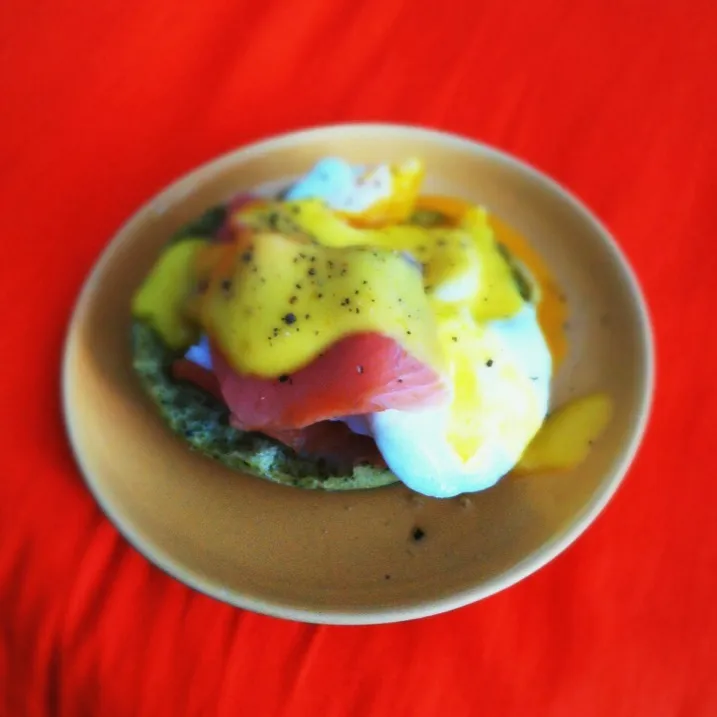 Snapdishの料理写真:Eggs Royale with homemade spinach muffin and hollandaise|Romorsさん