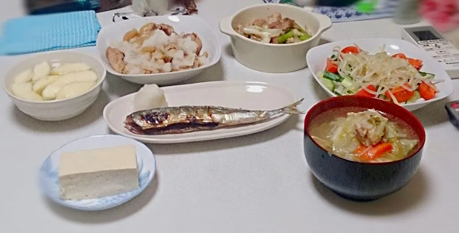 Snapdishの料理写真:夕ご飯〜ヽ(´▽｀)/
◎豚肉玉ねぎの みぞれポン酢炒め
◎鶏肉長ネギの塩レモン炒め
◎サンマ
◎サラダ
◎冷奴

彼氏が帰宅したら晩酌するそーで作ってみたぁ〜(๑¯ω¯๑)
オイラはこれから仕事…(。-∀-)
いってきまぁ〜す…（；^ω^）|Ryo-koさん