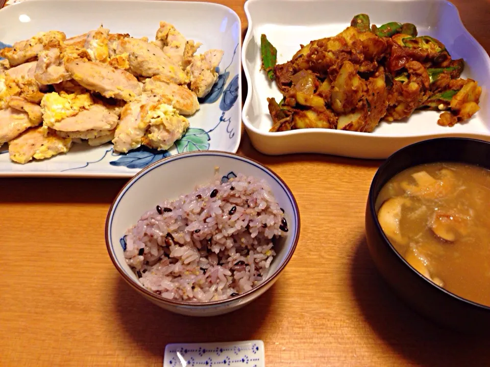 夕餉。失敗鶏胸肉ピカタと残りカレーでカレジャガ、長芋と椎茸のお味噌汁。|Ozzyさん