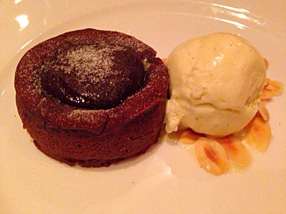 Fondant Au chocolat with vanilla ice cream|sgさん