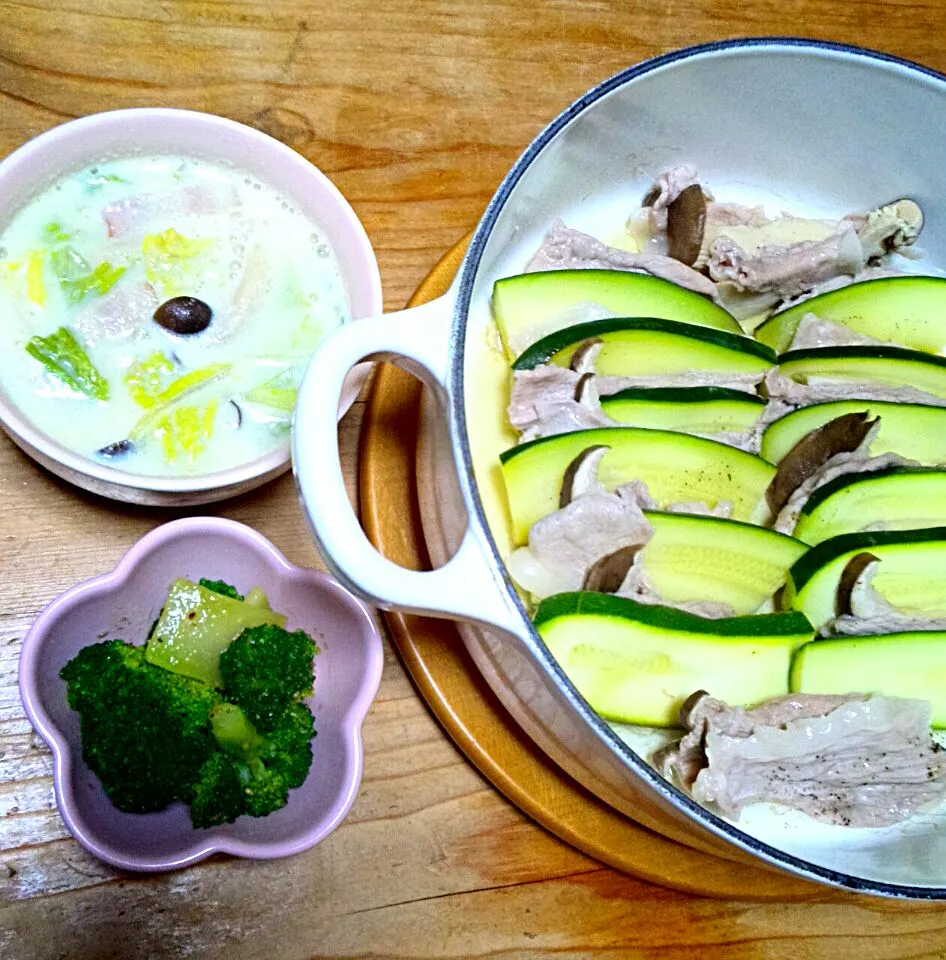 今日の夕飯　ズッキーニとエリンギと豚肉の重ね蒸し鍋&豆乳味噌スープ&ブロッコリーのナムル|しょうこさん