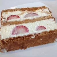 Snapdishの料理写真:Layered pastry with strawberry cream|AmeSabさん