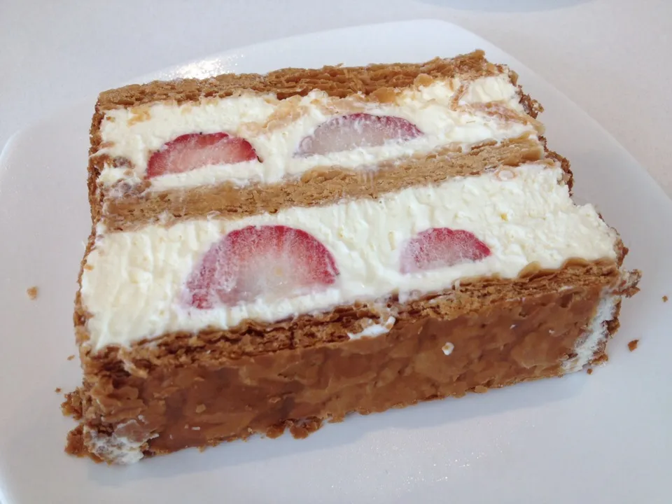 Layered pastry with strawberry cream|AmeSabさん