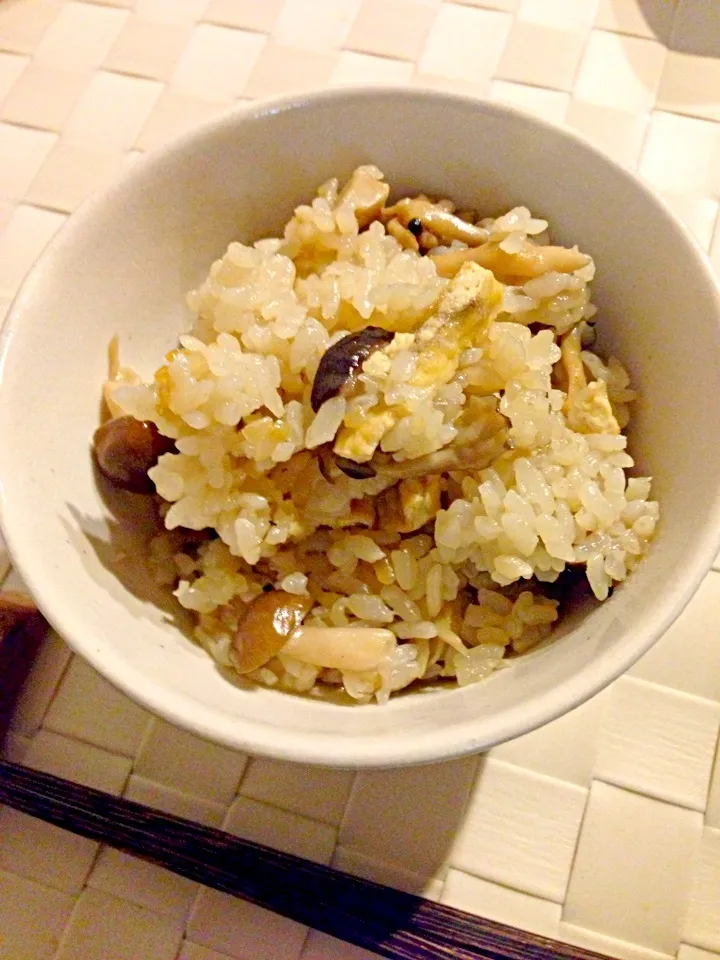 キノコと油揚げの炊き込み御飯🍄🍚|まみりんごさん