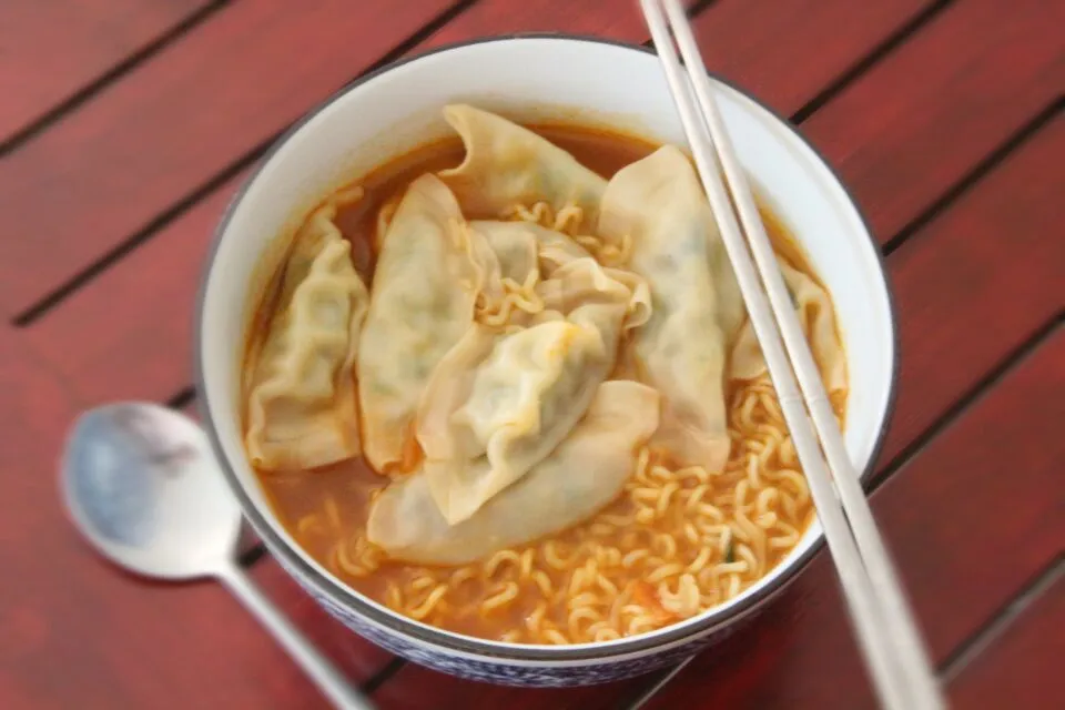 Snapdishの料理写真:Instant korean ramen with pork mandu|Erin Leeさん