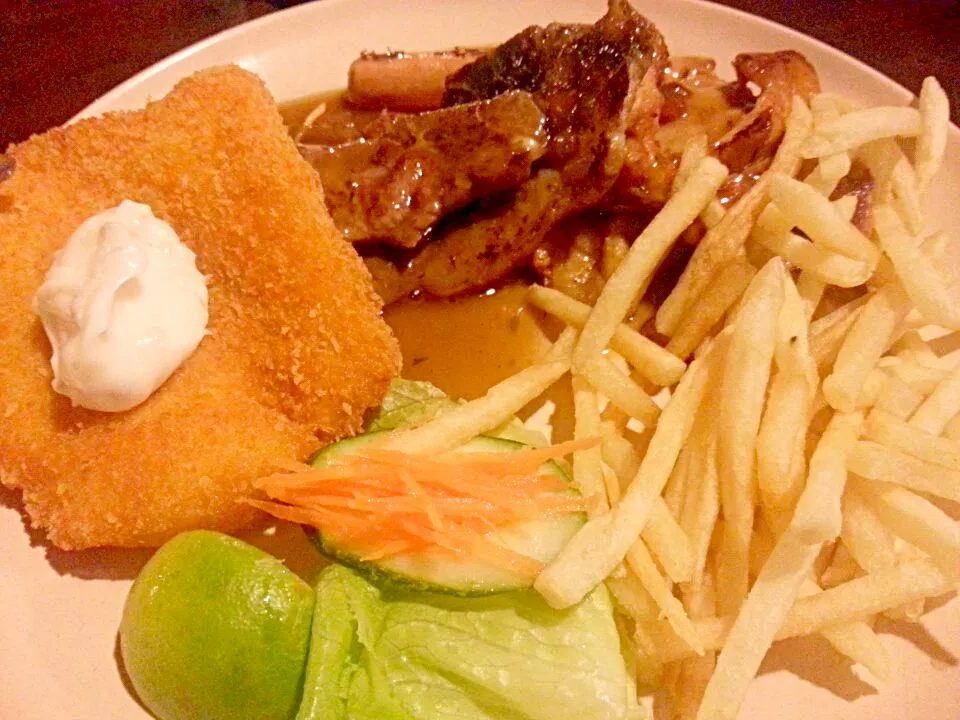 Lamp chops, chicken chops & Fish fillet (*¯︶¯*) RM14.90|Cathryn Wongさん