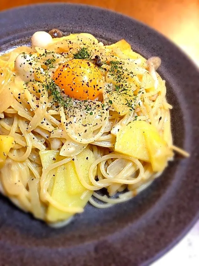 Snapdishの料理写真:じゃがいも、玉ねぎ、しめじのクリームパスタ|Miraiさん