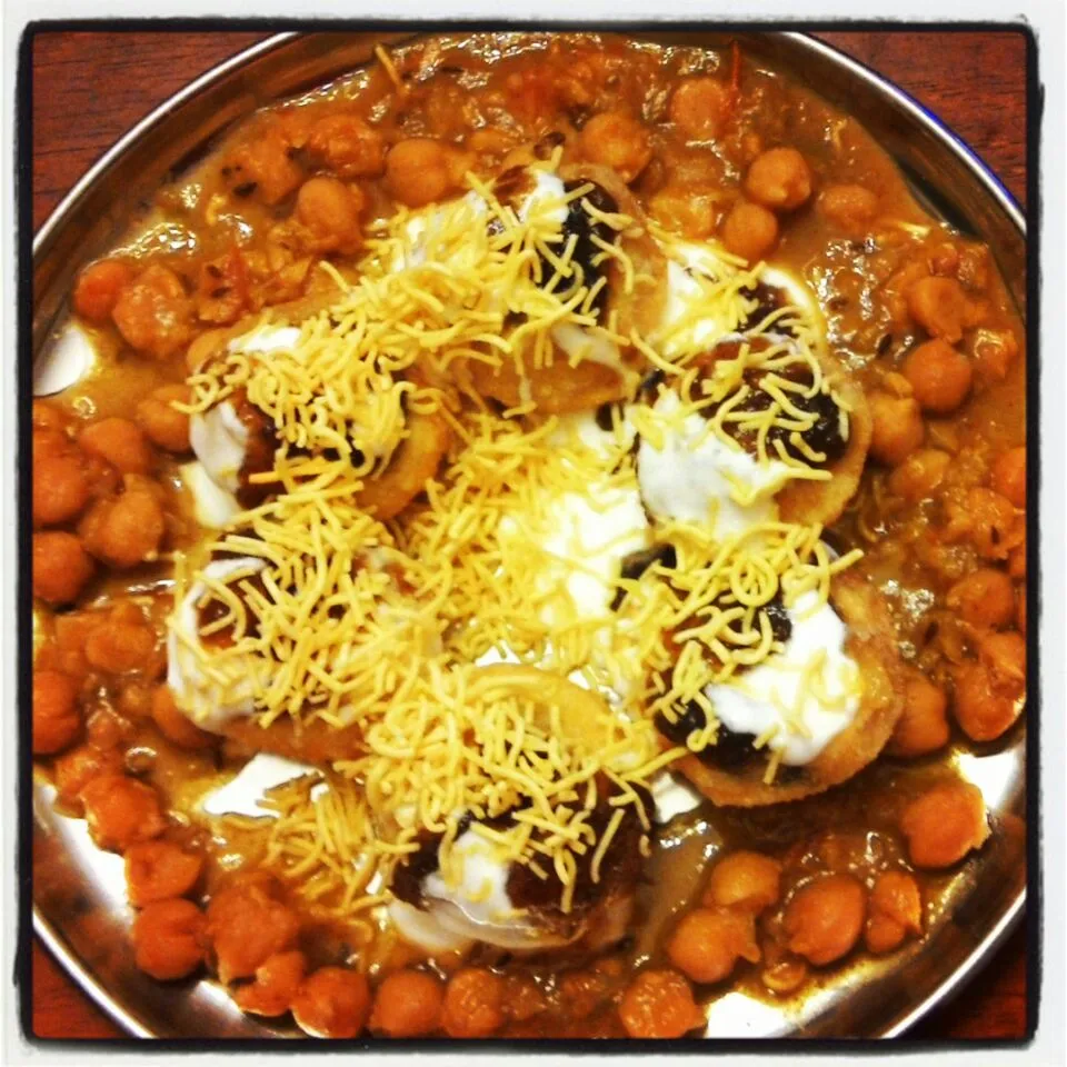 Indian chole puri.  crispy puffed wheat balls filled with potatoes and sweet and sour chutneys and yogurt.  with garbanzo bean curry.  all vegetarian|arti gさん