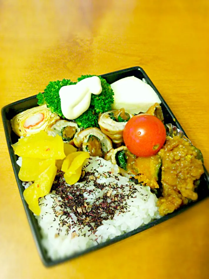 今日のお弁当

シソ味噌の肉巻き
ブロッコリー
かにかま卵焼き
かぼちゃの挽き肉あんかけ
つぼ漬け
ゆかりご飯
リンゴ
プチトマト|ゆりっぺさん