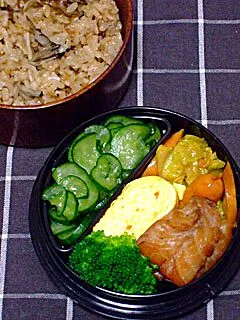 お弁当（きのこの炊き込みご飯、キャベツとウインナー、の炒め物、卵焼き、焼き魚（鱈）、きゅうりの酢の物、ブロッコリー）|すーさん