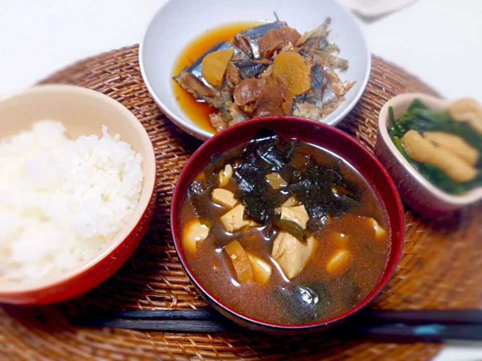 さんまの梅煮 ほうれん草煮浸し 赤だし味噌汁 白米|にゃろめさん