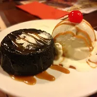 Snapdishの料理写真:Lava Cake & Vanilla Ice Cream|I make food look good. 😎さん