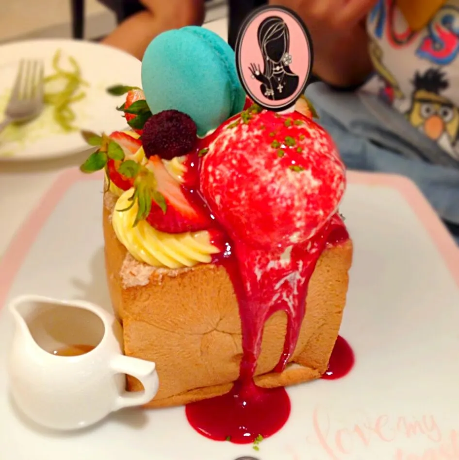 Dazzling Café 甜蜜派對蜜糖吐司🍞honey toast with macaron|Becky✈さん