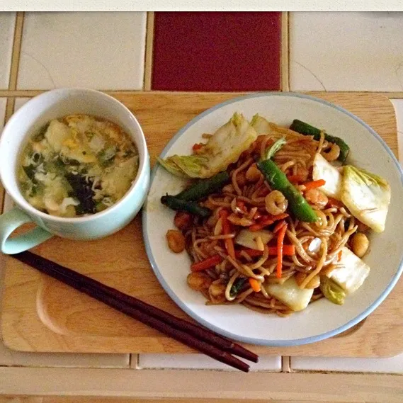 白菜と残り物で焼きそば☆わかめと玉子のスープ(•⚗ั౪⚗ั•)|とまこ(*^o^*)さん