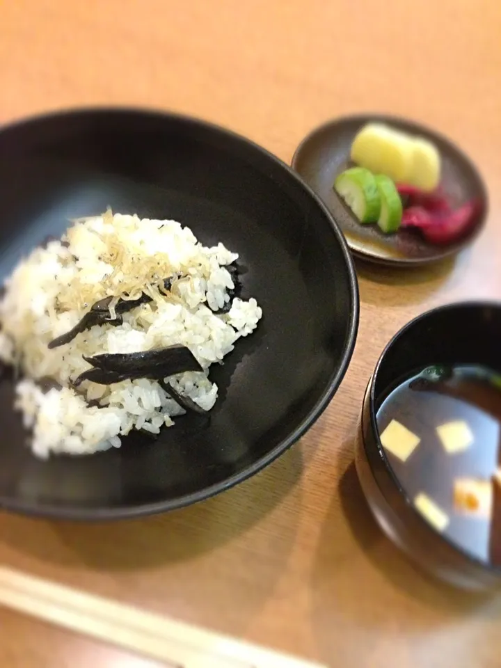 香茸ご飯、赤だし、香の物|カザラさん