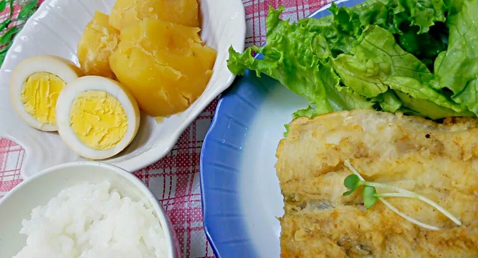 チカの唐揚げ、じゃがいもと玉子のしょうが煮、ごはん|M♡mamaさん