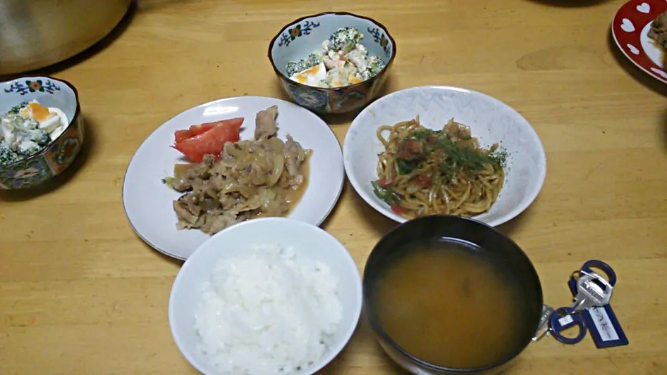 豚のしょうが焼き  焼きそば  ブロッコリーと玉子のサラダ  カボチャとしいたけの味噌汁|佐竹真梨子さん