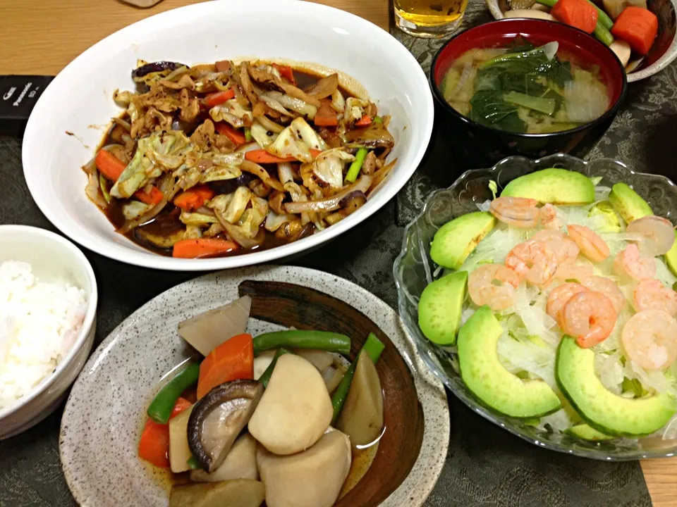 Snapdishの料理写真:豚野菜ピリ辛炒め、筑前煮、エビとアボカドのサラダ、お味噌汁。|Angie44さん