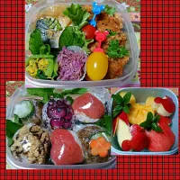 Snapdishの料理写真:おにぎり弁当
明太子×2
じゅうねん味噌焼おにぎり×2
昆布卵
柴漬け
フライドチキン
鯖の味噌煮
小松菜と菊のお浸し
もってのほかの酢の物
プチトマト
柿
りんご|るるさん