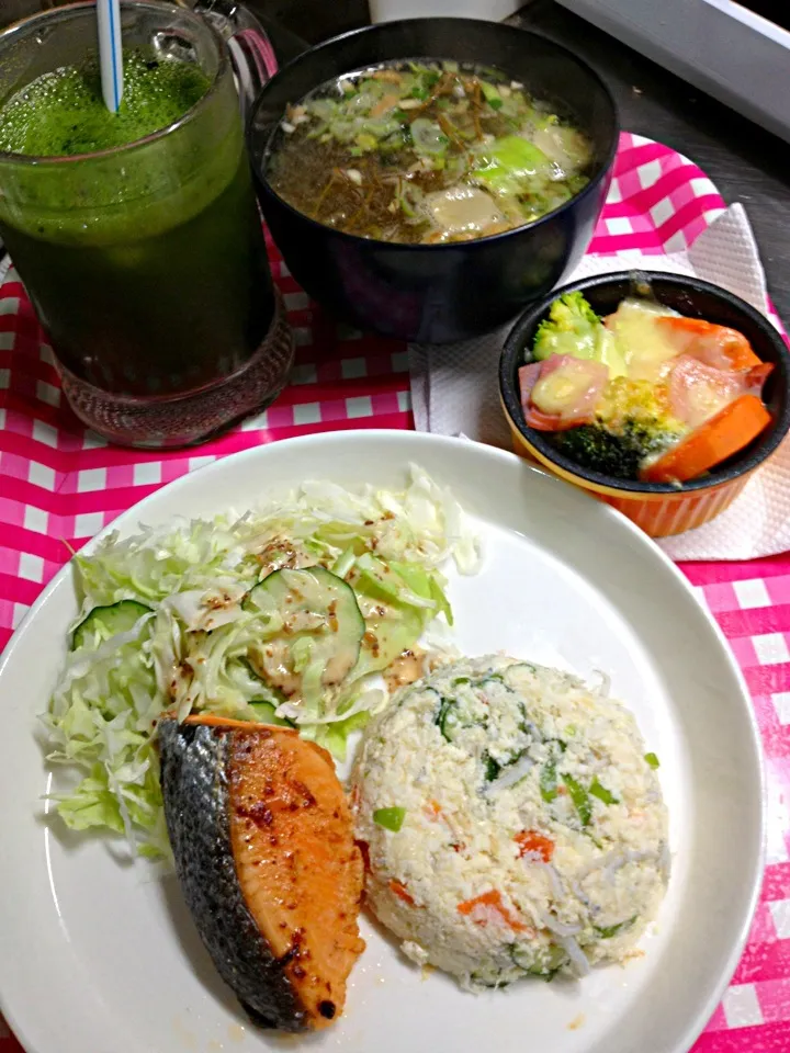 Snapdishの料理写真:ふぐの味噌汁付きのゴージャスな朝ごはん。ミニ野菜グラタンも、よかった(^^)|ハルさん