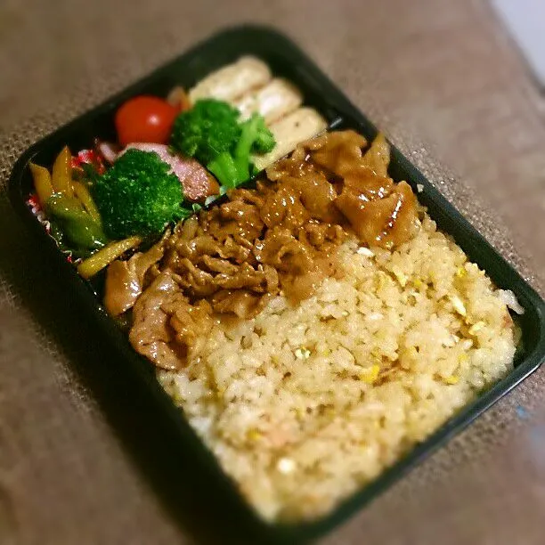 今日のお弁当〜ヽ(´▽｀)/
◎焼肉チャーハン
◎じゃがいもピーマン焼肉味
◎ハム玉子焼き
◎ウインナー醤油炒め
◎ブロッコリーとトマト

とにかくコッテリが食べに行くとのリクエストから ほぼ茶色のお弁当が出来上がりましたww|Ryo-koさん