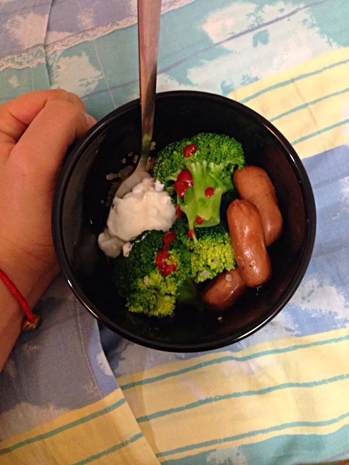 Quinoa, broccoli, tzaziki, chicken sausage and hot sauce|joie chowさん