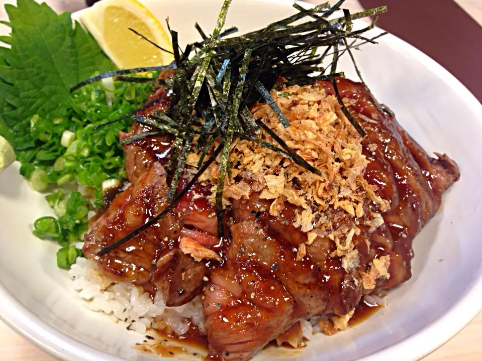 ステーキ丼|ひろすぃーさん