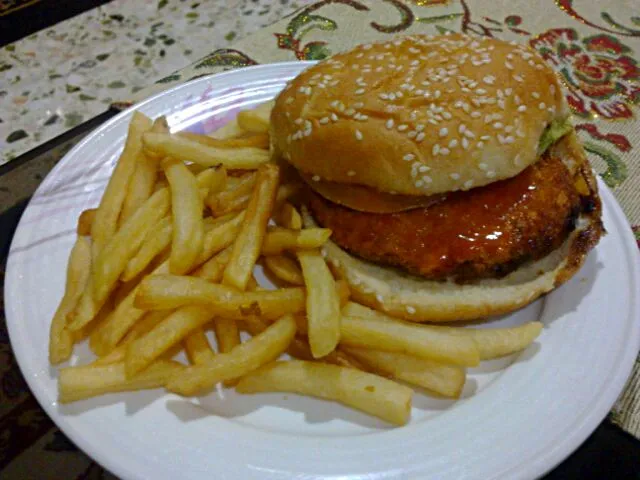 homemade beef burger + french fries..|nuryn zynalさん