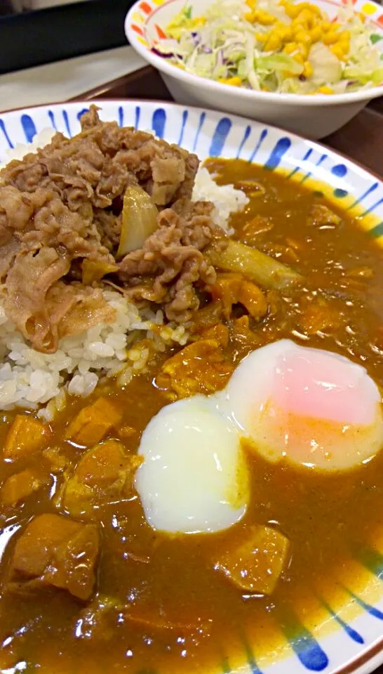 ランチは、おんたま牛あいがけカレーのサラダセット。味噌汁は収まりませんでした。|Takashi H.さん