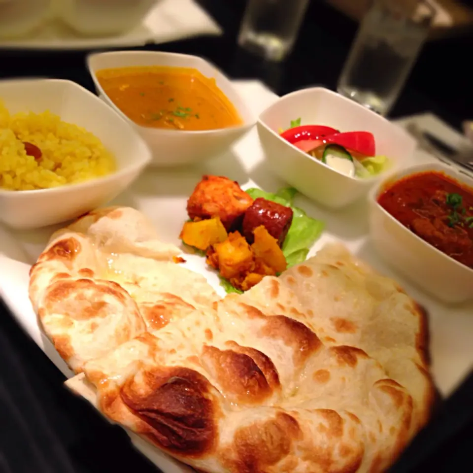 Snapdishの料理写真:Free refill of naan and saffron rice😍2 curry of your choice. ナンとサフランライスがお代わり自由。ドリンク & デザート付。 カリーはから2種類選べる|Pixie Dustさん