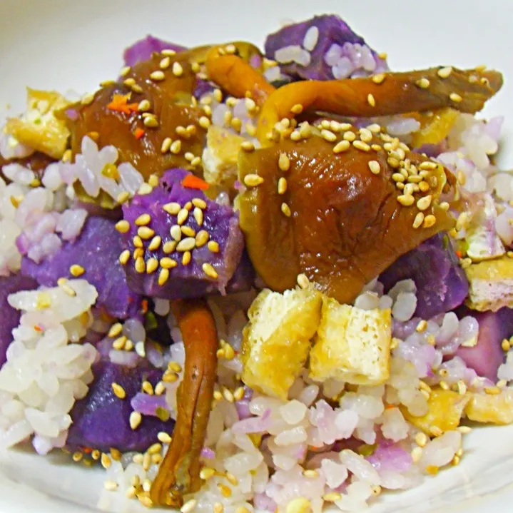 クリタケ🍄と紫芋🍠の土鍋炊き込み御飯|Nao ペロンさん