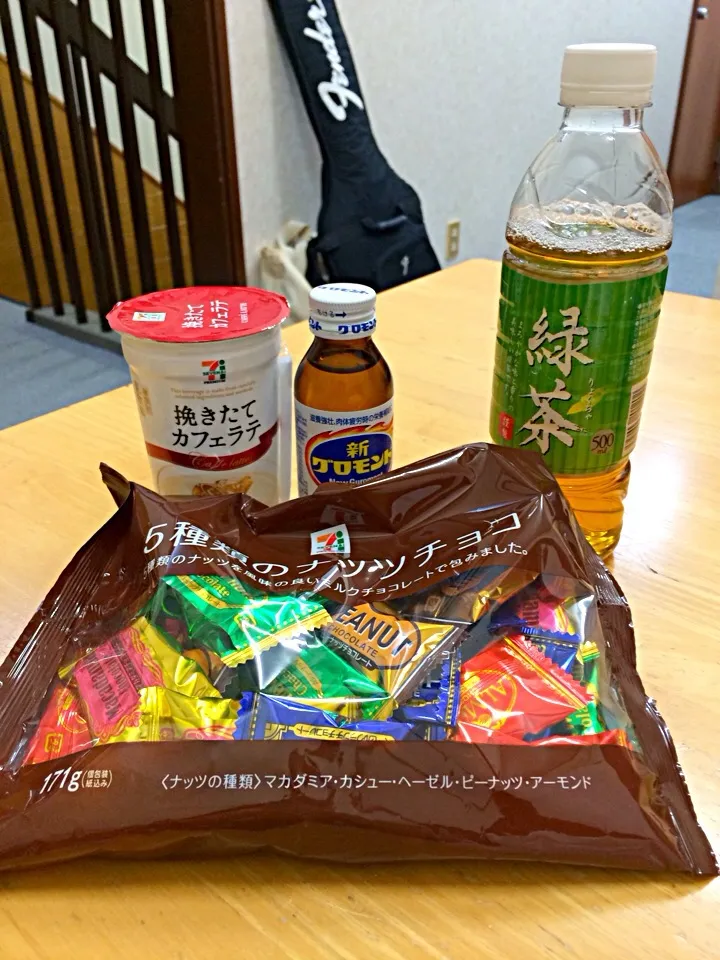 #夜おやつ  #夕飯 前だけども、5種類のナッツチョコ、そして気合を入れて新グロモント。気合いとゆうか眠気覚ましで。。。。|ms903さん