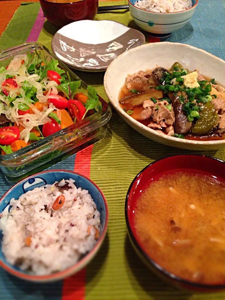 普段ご飯☆茄子と豚肉のみぞれ煮、カボチャとトマトのサラダ、キノコの味噌汁、雑穀米|Yuko&Rumさん