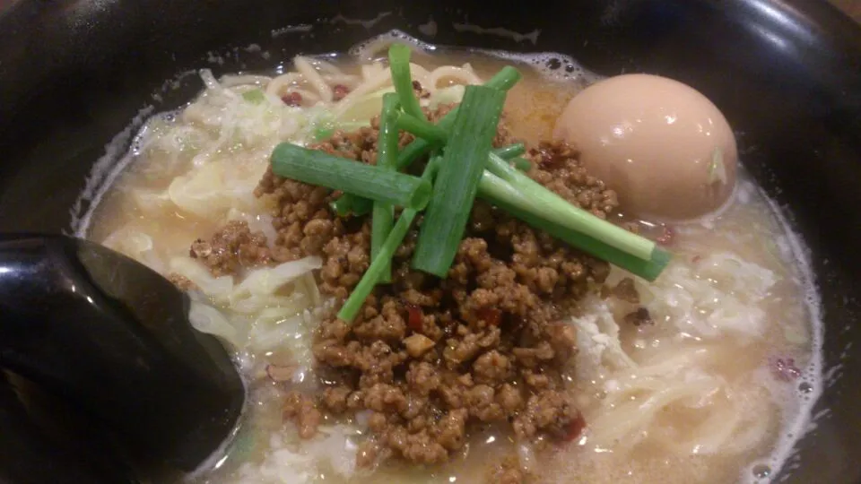 仕事帰りのラーメン(担々麺)。
固麺にポタージュっぽいスープに痺れる辛さ。黒七味を大量にかけたら更に美味くなった～！|SATOSHI OOCHIさん