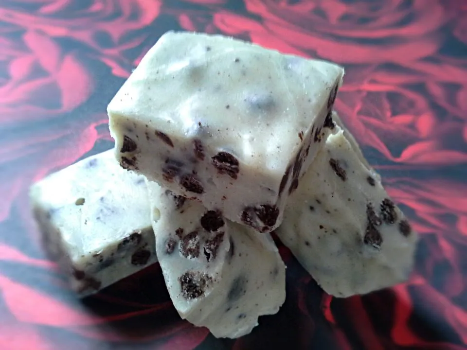 Simple cookies and cream fudge|Fe's kitchenさん