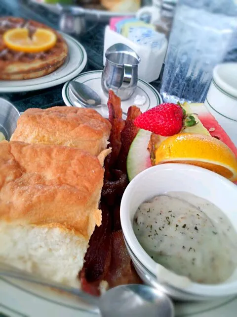 biscuits and gravy with fresh fruits ビスケット&グレービー　フルーツ付き|aimipastaさん